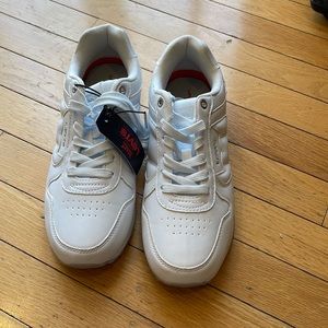 Size 9 brand new never worn Levi’s tennis shoes